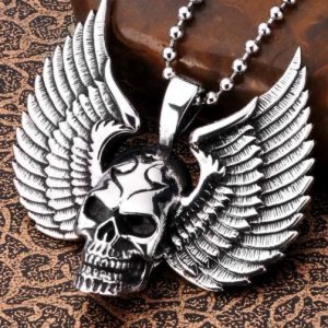motorkářský přívěsek s lebkou lebky lebka křídla okřídlená chirurgická ocel pro motorkáře punk rock skull
