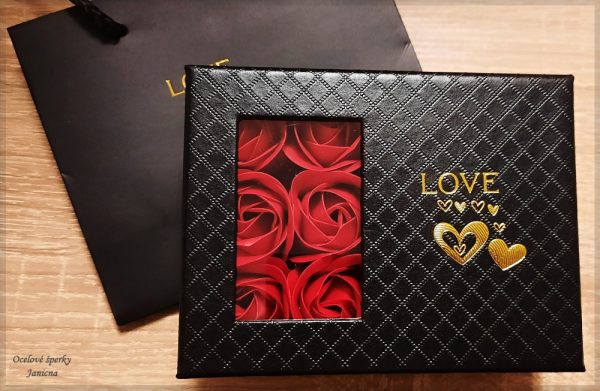 Valentýnská klíčenka s gravírováním textem na přání ocel srdce s mýdlovými růžemi dárkové balení valentýn