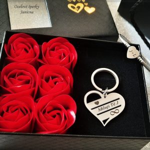 Valentýnská klíčenka náramek dámský s gravírováním textem na přání ocel srdce s mýdlovými růžemi dárkové balení valentýn