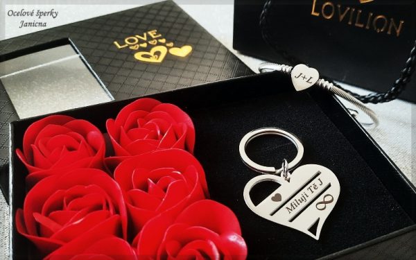 Valentýnská klíčenka náramek dámský s gravírováním textem na přání ocel srdce s mýdlovými růžemi dárkové balení valentýn
