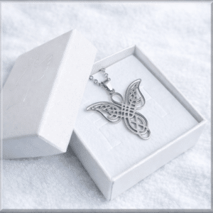 Jemný přívěsek Anděl světla z chirurgické oceli. Symbol ochrany, naděje a klidu. Elegantní andělský šperk v dárkovém balení.